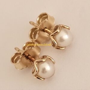 Pandora 14K Gold Stud Earrings with White Freshwater Pearl. 250319P.
